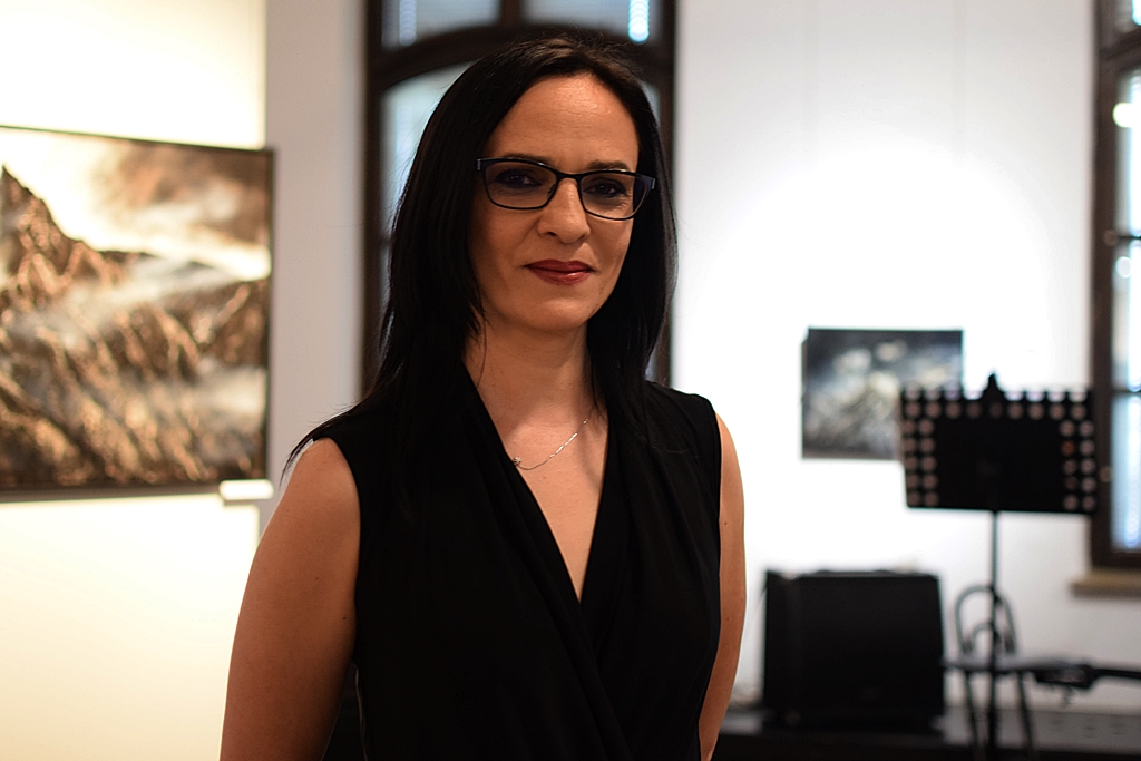 zdjecia_z_wernisazu_malarstwa_moniki_tarsy_w_galerii_sztuki_dwor_karwacjanow_w_gorlicach_-_fot_barbara_zasowska_19.jpg